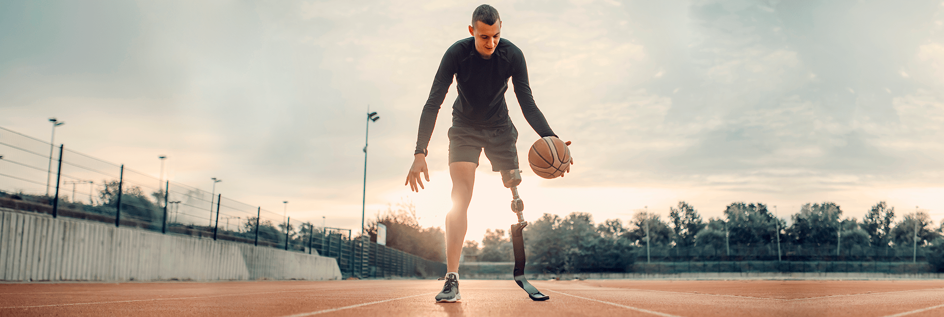 Deportista con discapacidad jugando basketball